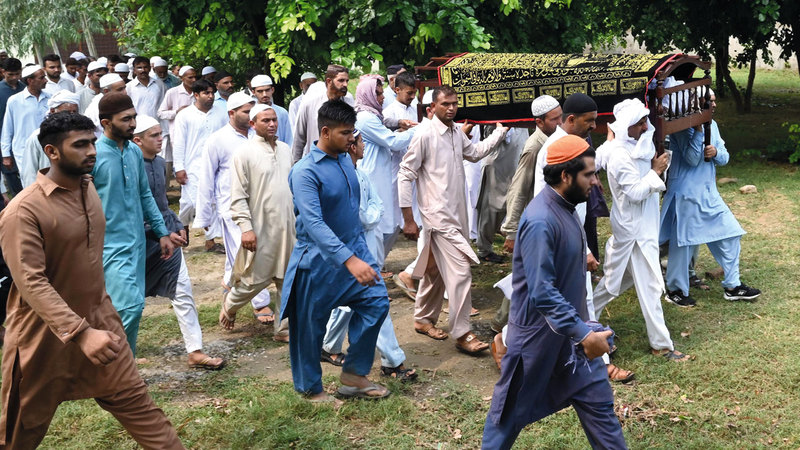 مشيعون يحملون نعش أحد الضحايا. أ.ف.ب