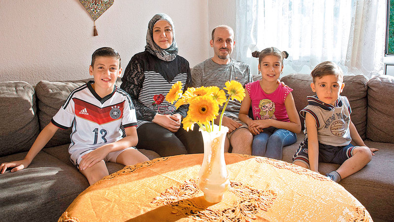 حليمة طه مع عائلتها. أرشيفية