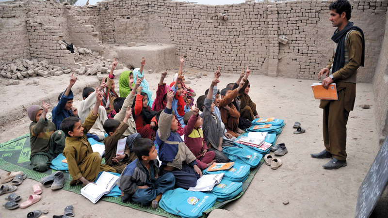 أطفال أفغان يدرسون في الخلاء بسبب الحرب. غيتي