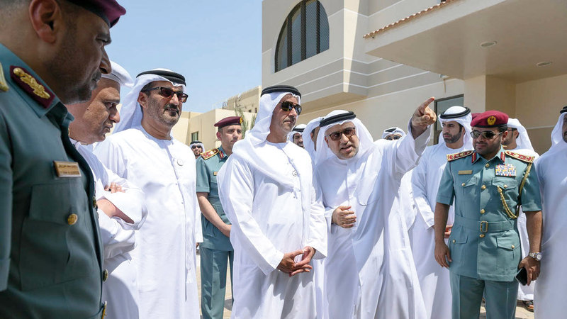 سيف بن زايد يطلع على تجهيزات الحافلات المدرسية. وام