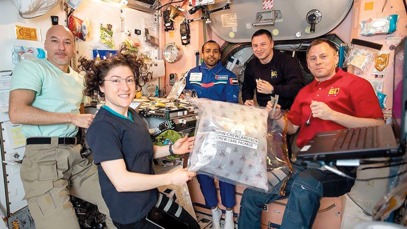 المنصوري خلال إجراء التجارب العلمية. من المصدر