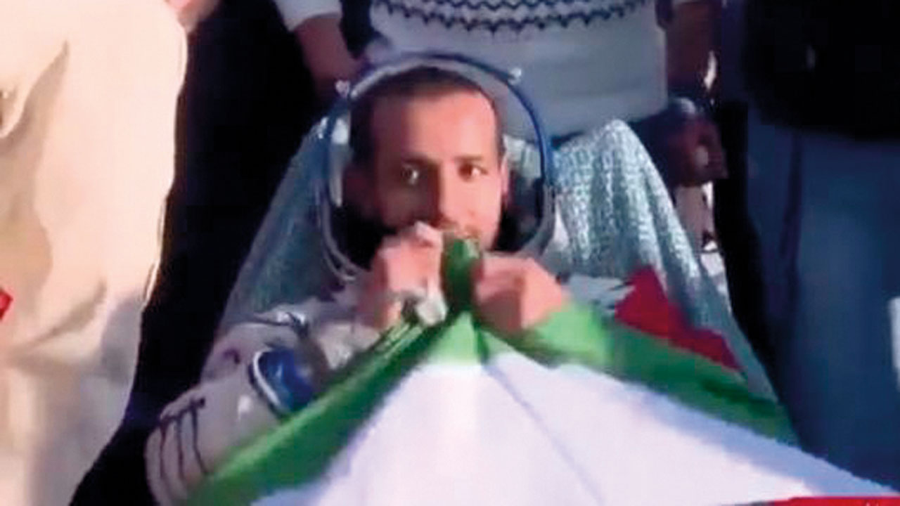 هزاع المنصوري لحظة وصوله إلى الأرض عبر المركبة «سويوز إم إس 12» في منطقة سهلية وسط كازاخستان.
وكالات