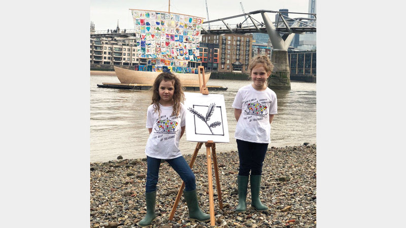 قارب التسامح مشروع فني أقيم بعدد من الدول.. ومحطته الحالية لندن والمقبلة الإمارات.

من المصدر