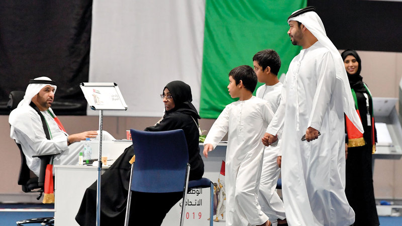 مواطنون حضروا برفقة أطفالهم للإدلاء بأصواتهم في أحد المراكز الانتخابية بأبوظبي. تصوير: نجيب محمد