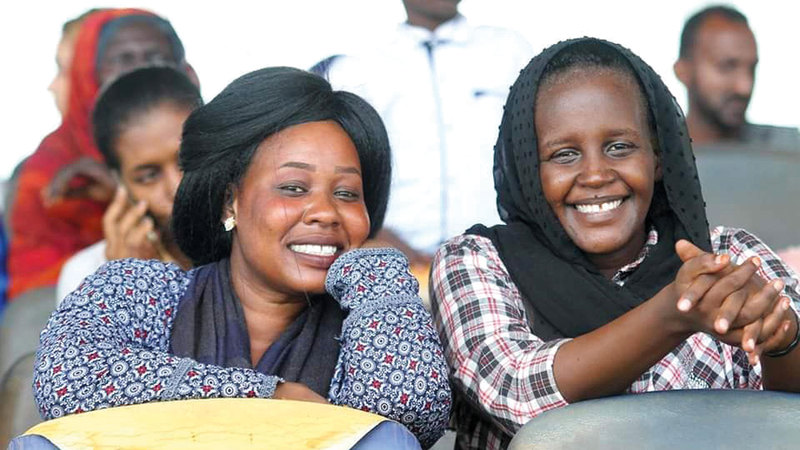 كنداكات يتابعن كرة القدم.  ارشيفية