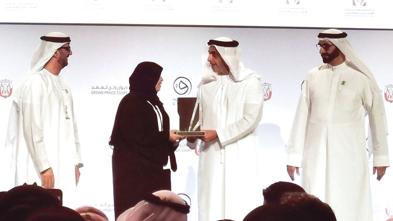سيف بن زايد يكرّم ليلى اليماحي لفوزها بجائزة محمد بن زايد للمعلم الخليجي. تصوير: إريك أرازاس