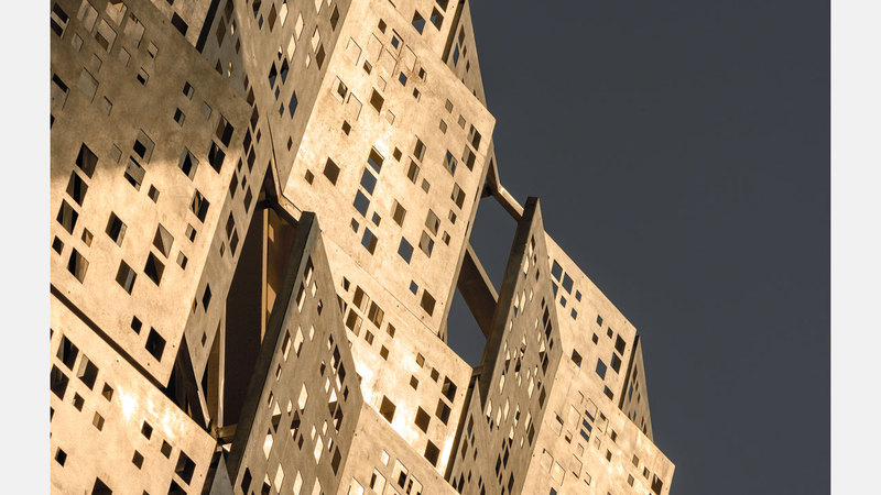 واجهة مزخرفة لمبنى في منطقة الفرص. من المصدر