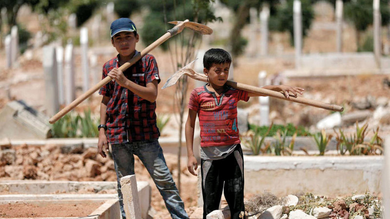 الطفلان «جواد» الصغير وإلى جانبه «يزن». أرشيفية