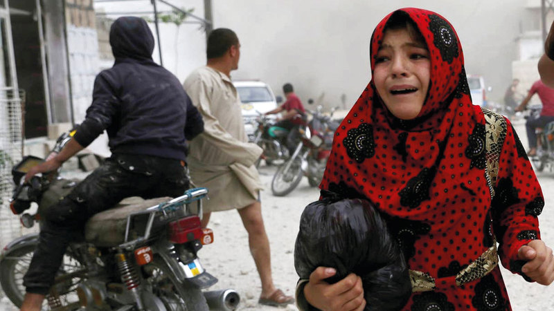 طفلة سورية تبكي في إدلب خلال غارة جوية. أرشيفية