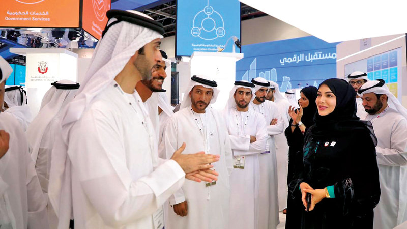 الحمادي خلال تفقده جناح «الصندوق». من المصدر