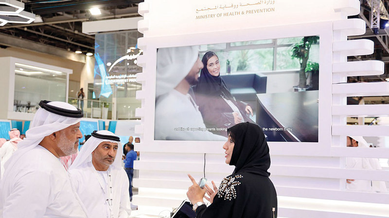 إحدى موظفات «الصحة» تقدم عرضاً لآلية عمل التطبيق. من المصدر