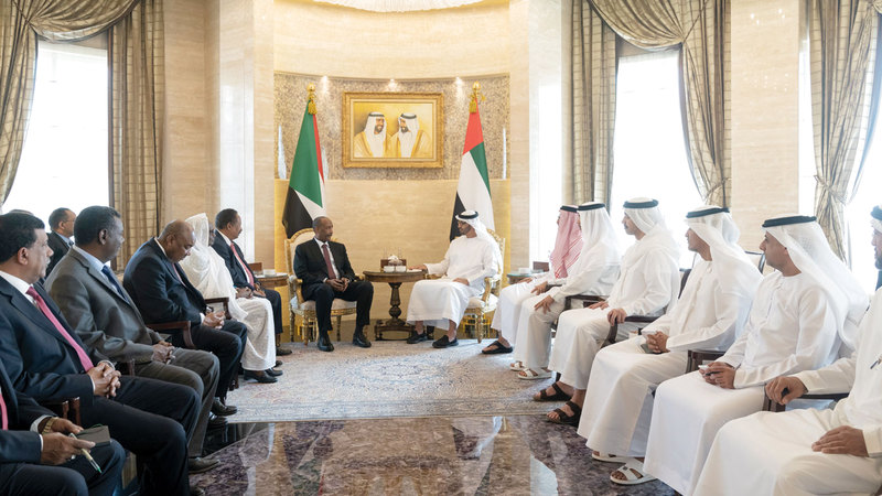 محمد بن زايد خلال استقباله رئيسي المجلس السيادي والحكومة الانتقالية في السودان. وام