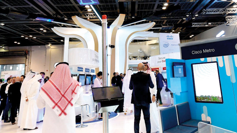 شركات اعتبرت على هامش «جيتكس للتقنية» أن القطاع الخاص يعد الأسرع تحولاً في استخدام الذكاء الاصطناعي. تصوير: باتريك كاستيلو