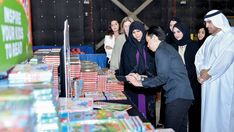 لطيفة بنت محمد خلال افتتاح معرض «بيغ باد وولف» للكتب في مدينة دبي للاستوديوهات. الإمارات اليوم