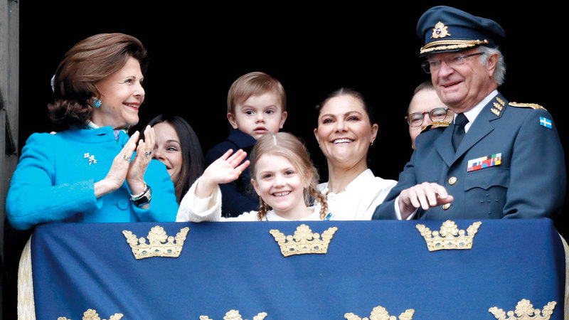 ملك السويد مع أحفاده.  أرشيفية