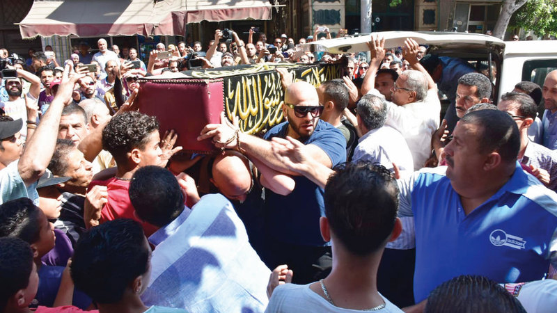 شُيعت جنازة طلعت من المسجد العمري بالإسكندرية مسقط رأسه.  أرشيفية