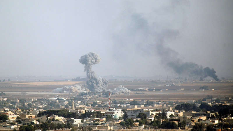الدخان يتصاعد فوق بلدة رأس العين نتيجة المعارك بين «قسد» والقوات التركية. رويترز