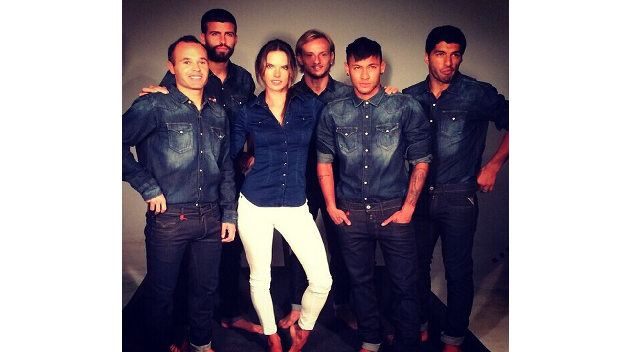 أليساندرا أمبروسيو مع نجوم برشلونة