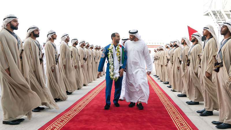 محمد بن زايد لدى استقباله هزاع المنصوري. من المصدر