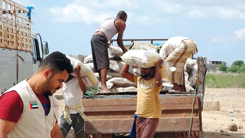 المستفيدون في محافظة عدن وأهالي الحديدة عبروا عن تقديرهم لمساعدات الإمارات. وام