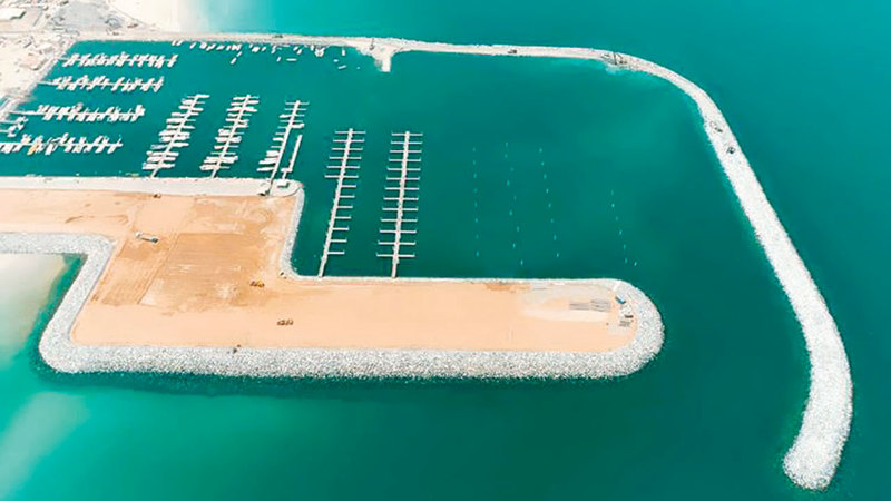 تركيب السياج يتم بعد انتهاء الأعمال الإنشائية في ميناء مرسى الميدان. من المصدر