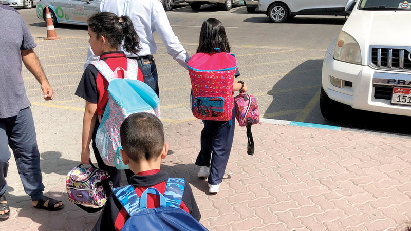 حمل الطفل وزناً كبيراً من الممكن أن يؤدي إلى ضرر بالغ في الظهر. من المصدر