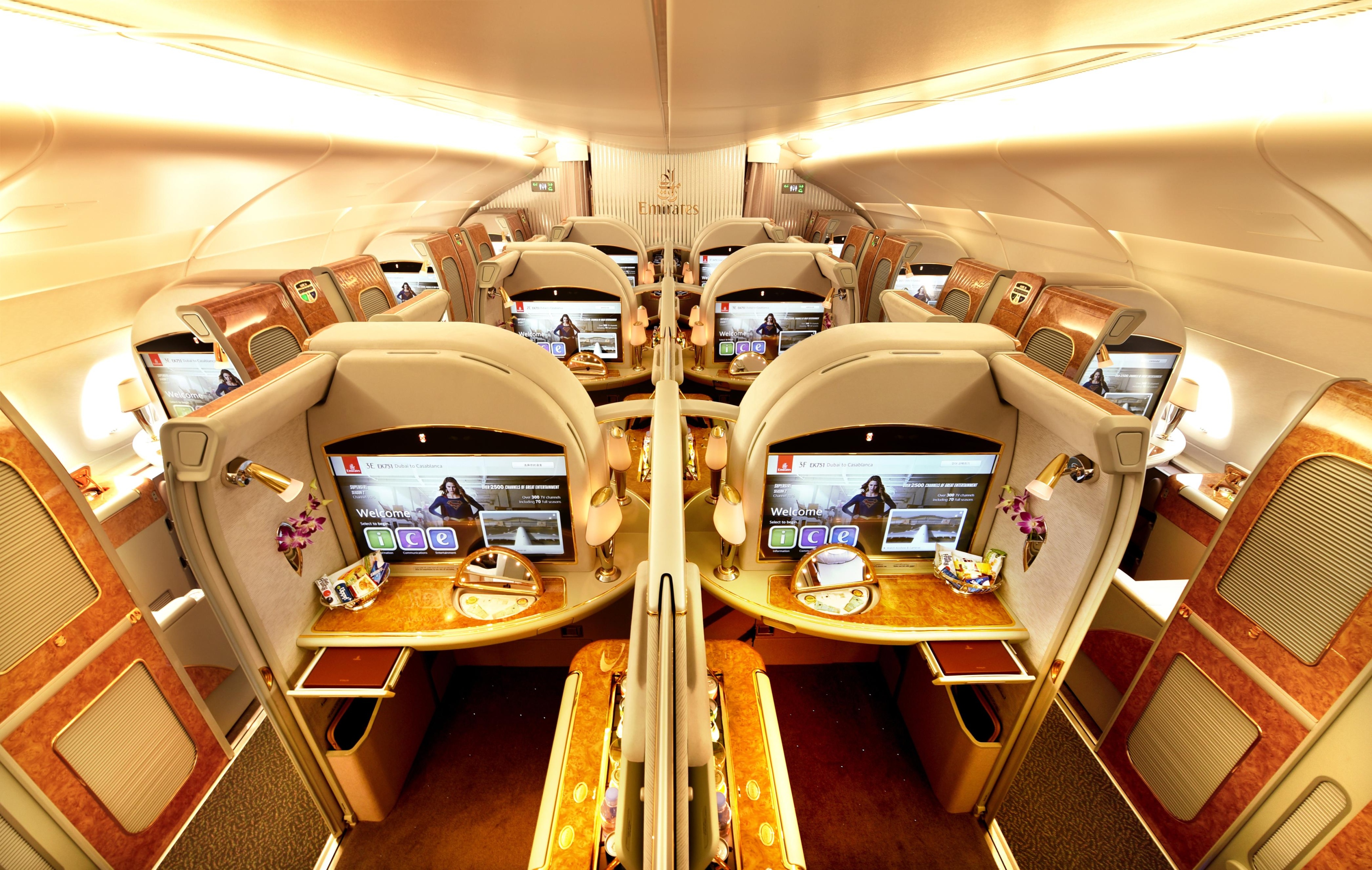 First class отзывы. Самолет Emirates a380 салон. Аэробус а380 Emirates. Самолёт Аэробус а380 Эмирейтс. Аэробус а380 Эмирейтс салон.