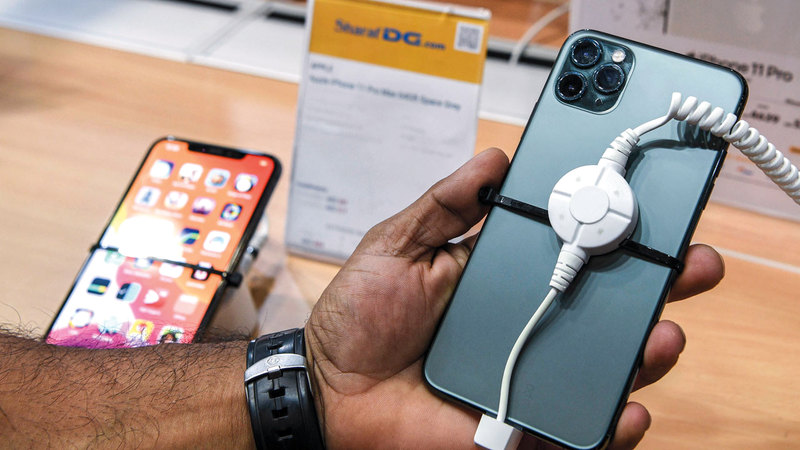 بعض منافذ البيع تفرض زيادات على إصدارات الهواتف الأقل توافراً في الأسواق. تصوير: أشوك فيرما