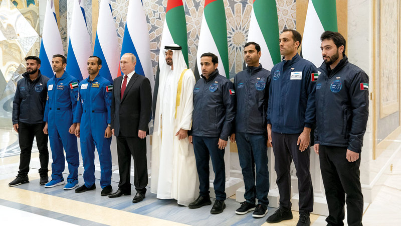 محمد بن زايد خلال لقاء الرئيس الروسي رائدَي الفضاء الإماراتيين هزاع المنصوري وسلطان النيادي. من المصدر