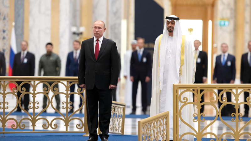 محمد بن زايد خلال مراسم استقباله فلاديمير بوتين في مطار الرئاسة. من المصدر