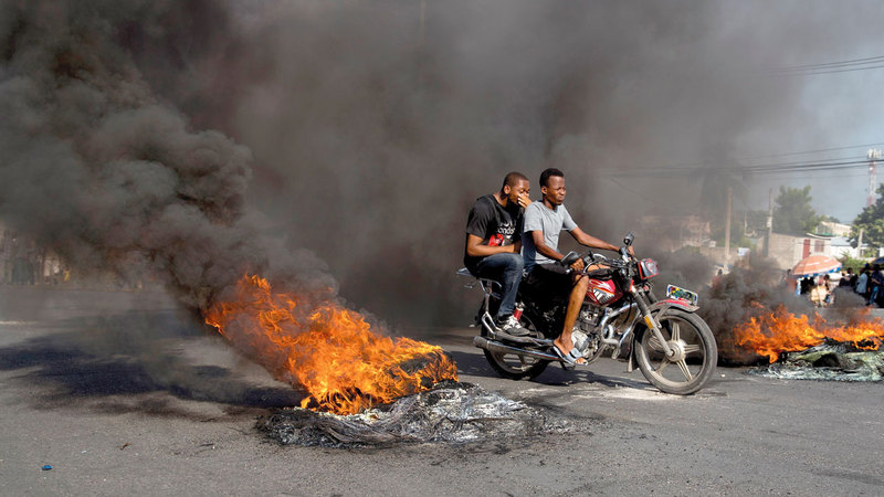 إطار سيارة مشتعل خلال أعمال شغب للمعارضة. إي.بي.إيه