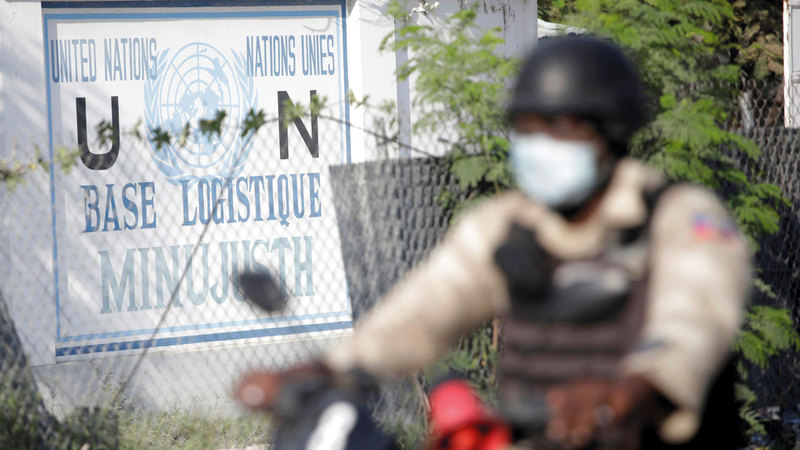 رجل شرطة يمر قبالة مقر بعثة الأمم المتحدة في بورت أو برنس. رويترز