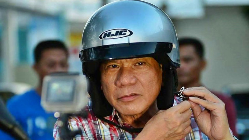 دوتيرتي يستعد لركوب الدراجة.  أرشيفية