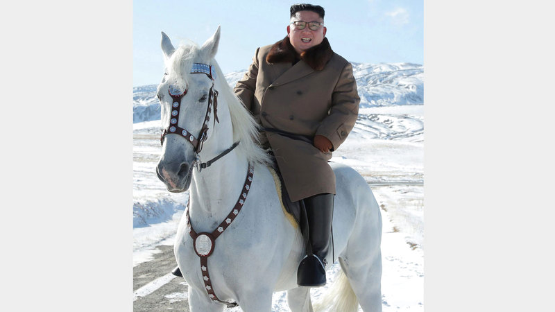 كيم يبتسم لكاميرات المصورين وهو على ظهر حصانه. أ.ف.ب