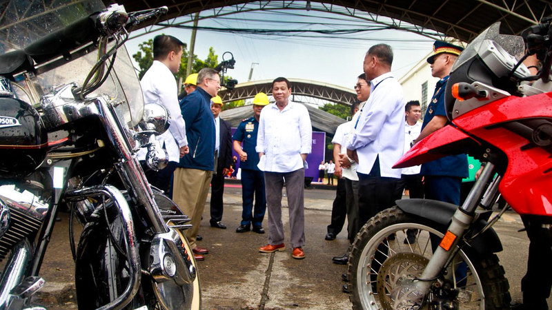 .. ويعاين بعض الدراجات وسط حشد من معجبيه.  أرشيفية