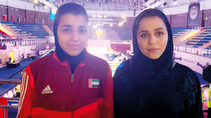 البطلة الإماراتية مع والدتها. (تصوير أسامة أبوغانم)