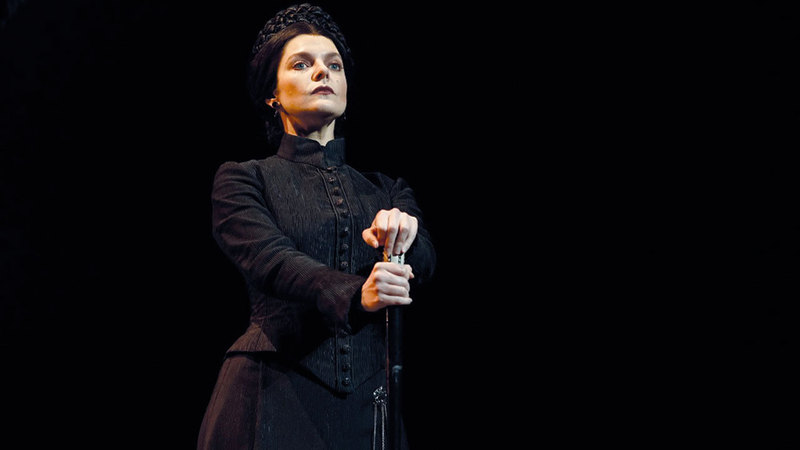 اشتمل العرض على أكثر من 230 زيّاً تحمل لمسات مصممة الأزياء العالمية الراحلة ماريا بيورنسون

من المصدر