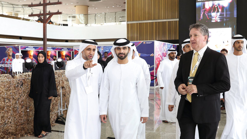 منصور بن محمد جال في المعرض وتعرّف إلى أبرز المستجدات في عالم الألعاب الإلكترونية على مستوى العالم.

من المصدر