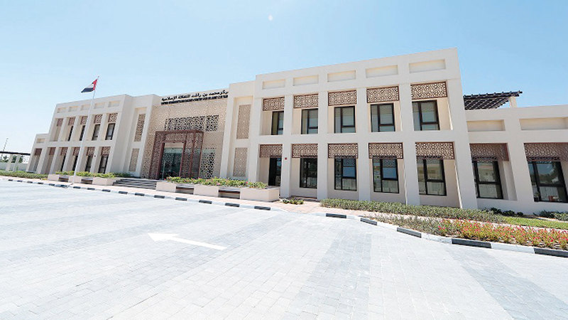 المركز تعاون مع 30 معلماً يجيدون لغات متعددة.  من المصدر