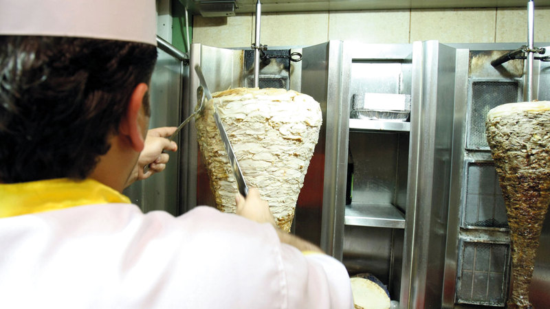 مديران أكدا أن مطاعم اضطرت إلى رفع أسعار بعض الأصناف بقيمة محدودة. أرشيفية