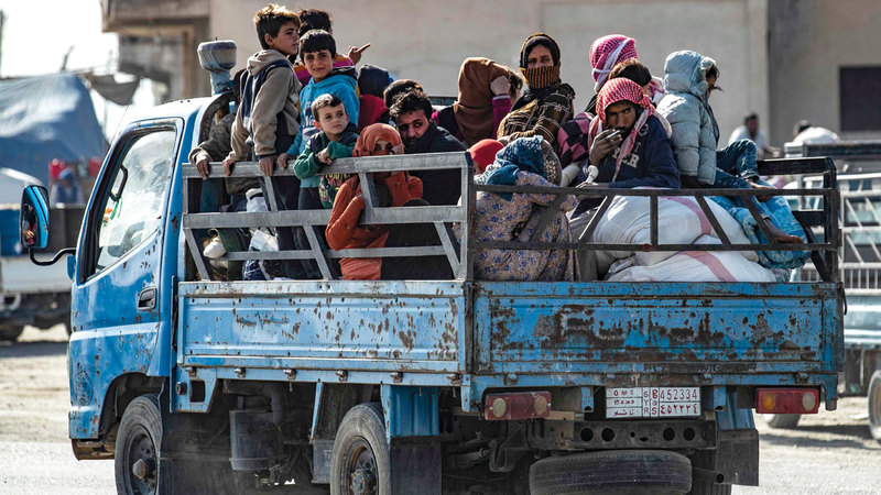 عائلة سورية ضمن الآلاف ممن رحلوا جراء العدوان التركي. أ.ف.ب