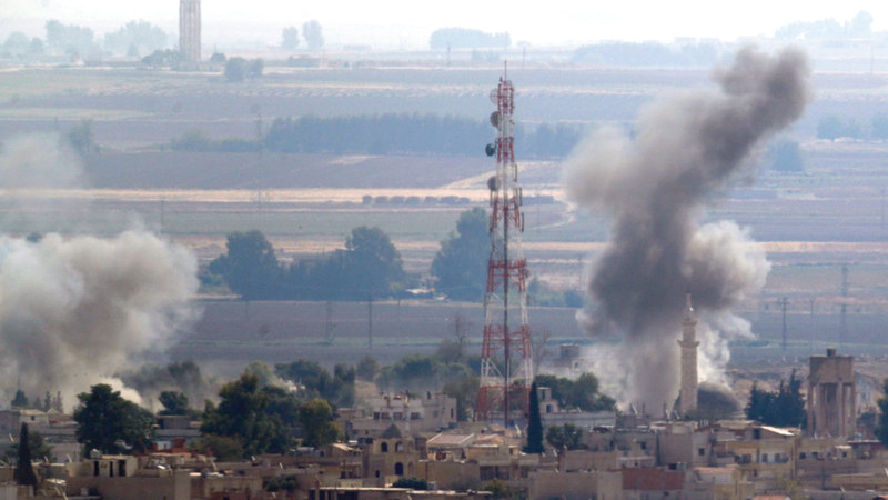 اعمدة الدخان تتصاعد جراء القصف التركي لاهداف في راس العين شمال سورية. ا.ب