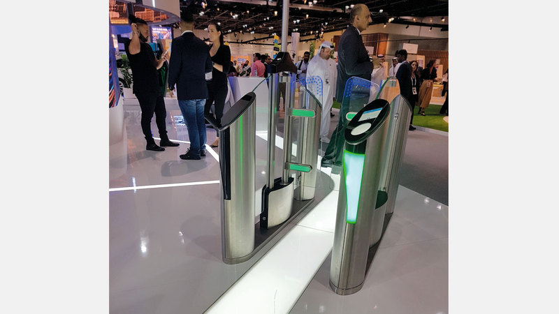 إنارة LED توضح للمتجه نحو البوابات إذا كانت متاحة له أم لا. الإمارات اليوم