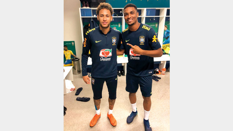 صورة انتشرت أخيراً للاعب الشارقة رافائيل مع النجم البرازيلي نيمار بقميص البرازيل. من المصدر