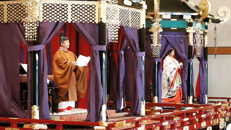 الإمبراطور ناروهيتو خلال اعتلائه عرش الأقحوان وبجانبه الإمبراطورة ماساكو. أ.ب