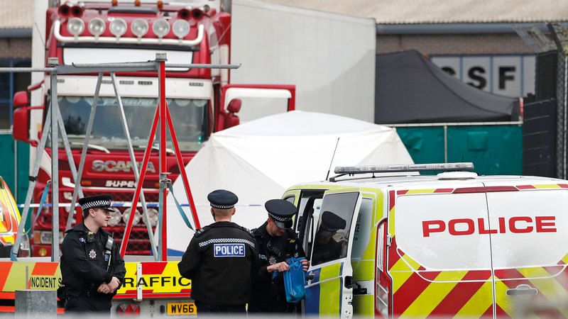 رجال الشرطة يتحفظون على الشاحنة. ا.ب