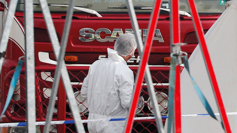 أحد خبراء المعمل الجنائي في موقع ضبط الشاحنة. أ.ب