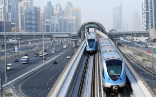 الصورة: في أقل من 6 ساعات مترو دبي ينقل 60 ألف راكب من المشاركين في تحدي دبي للجري