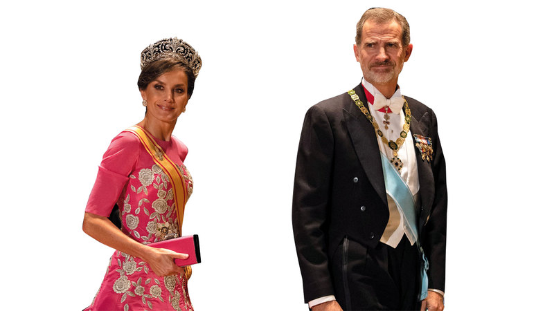 ملكة إسبانيا ليتيزيا مع زوجها تألقت في الحفل.  إي.بي.إيه