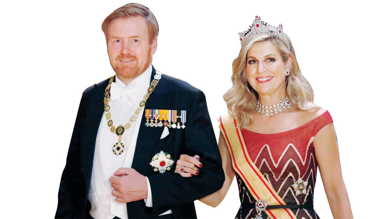 ملكة هولندا ماكسيما ارتدت تاجاً مرصعاً بحبتي ياقوت. أ.ب